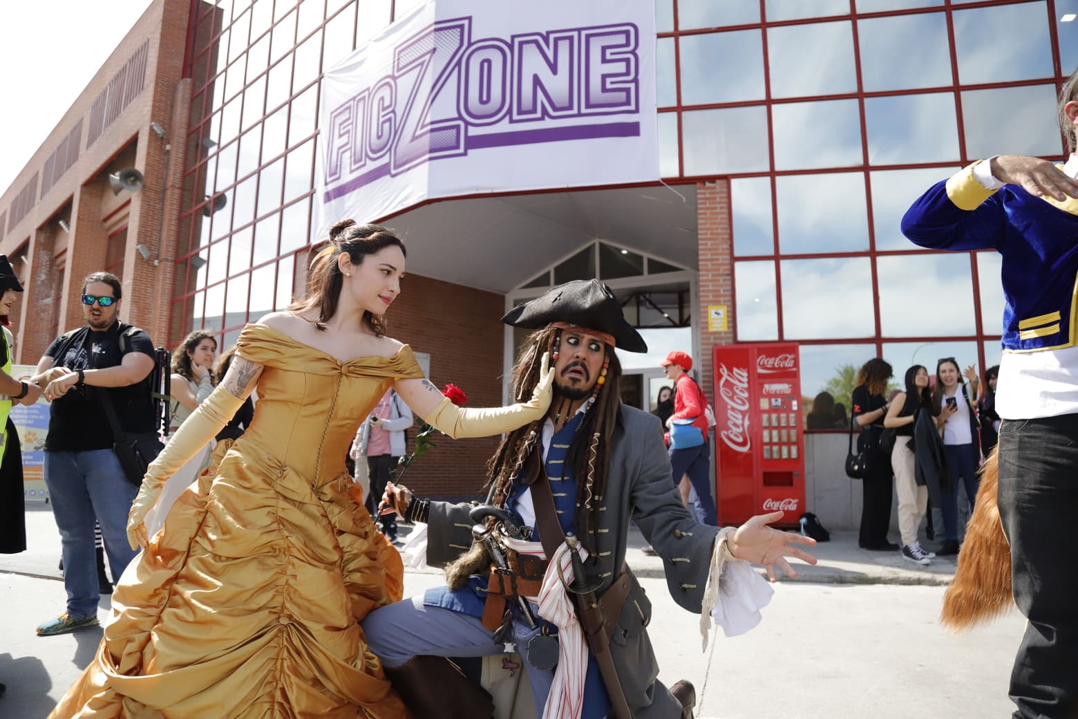 Cosplayers en los exteriores del recinto
